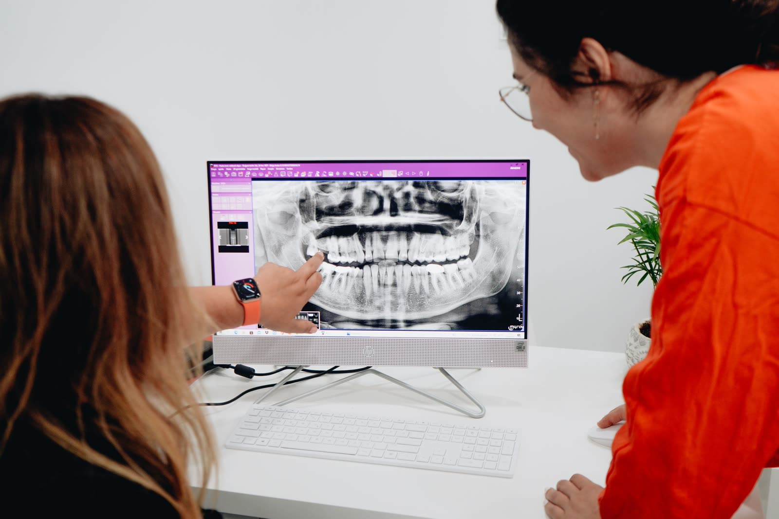 Artvin Borçka diş hekimi Ermiş Dental'de dijital röntgen üzerinden diş muayenesi